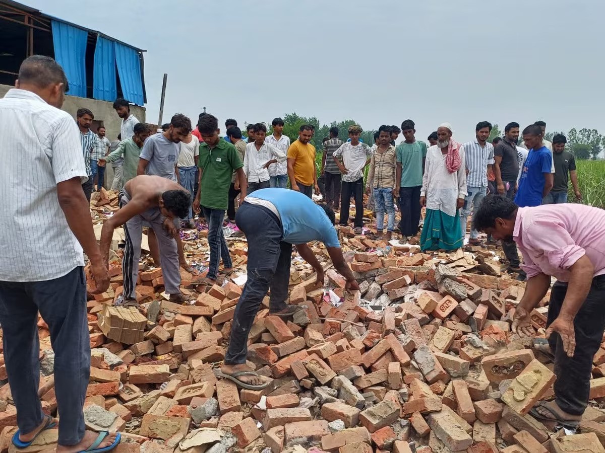 पटाखा फैक्ट्री अमरोहा में धमाका, ताश के पत्तों की तरह बिखरी इमारत, 4 महिलाओं की मौत, कई दबे